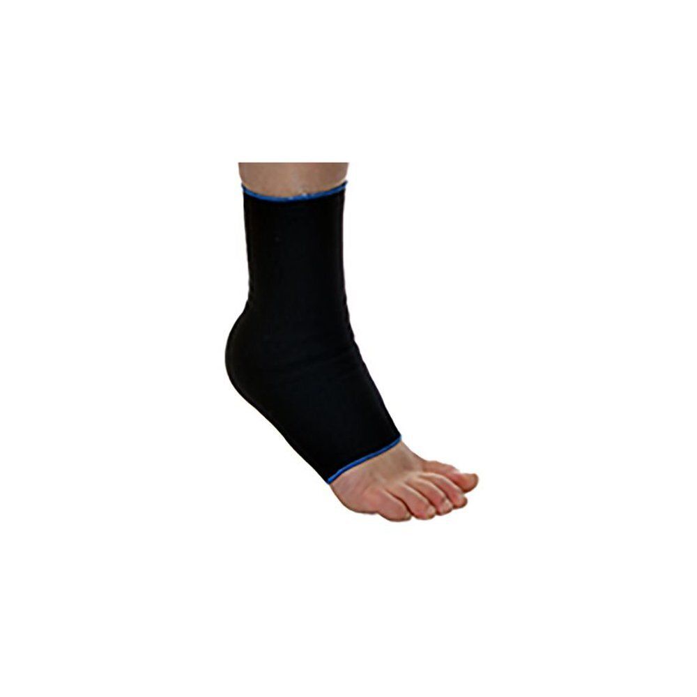 Chevillère noire avec détails bleus. La cheville est couverte. Le pied est sur fond blanc.