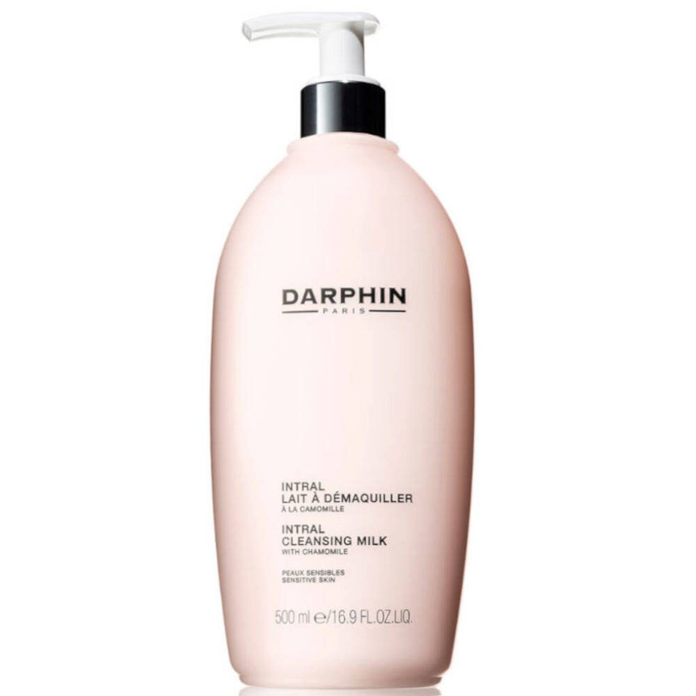 Flacon rose avec pompe. Logo Darphin et nom du produit. Texte : Intral Cleansing Milk à la camomille. Pour peaux sensibles.