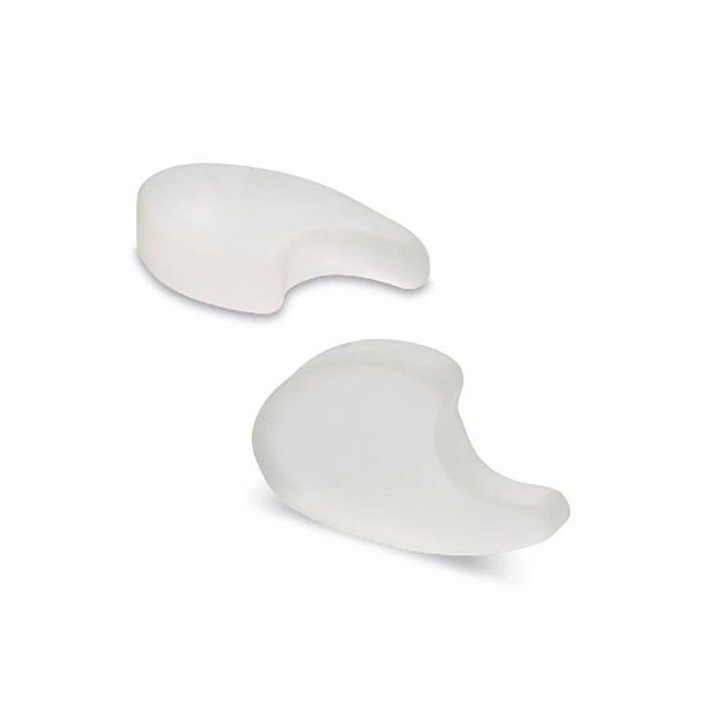 Deux produits en forme de demi-lune. Matériau clair, transparent. Sur fond blanc.