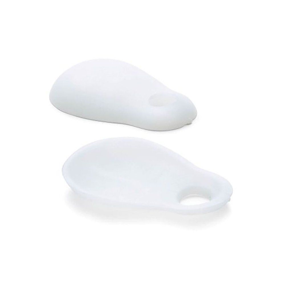 Deux dispositifs médicaux blancs en forme de goutte avec trou. Semblent être en silicone.