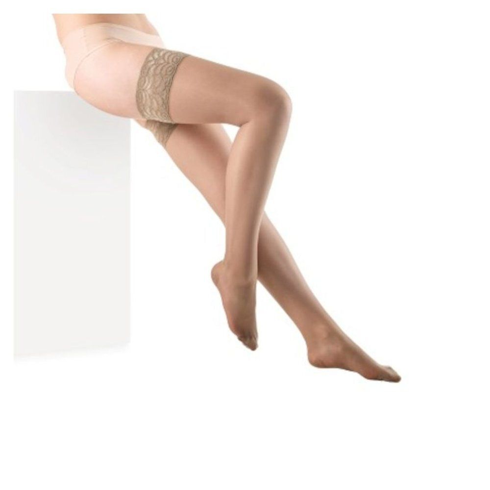 Bas avec dentelle. Les bas sont présentés sur fond blanc. La dentelle est visible.