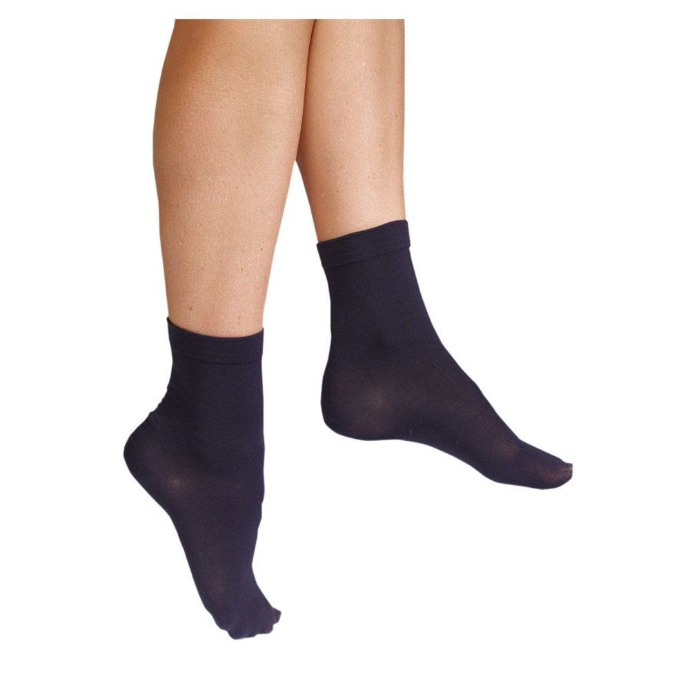 Chaussettes noires, arrivant à la cheville. Les pieds sont représentés sur fond blanc.