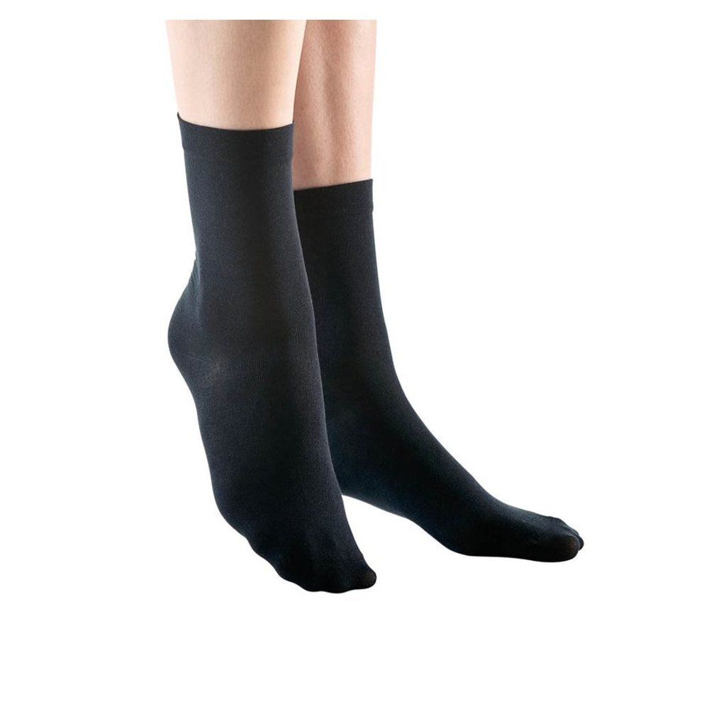 Chaussettes noires, arrivant à la cheville. Les pieds sont représentés sur fond blanc.