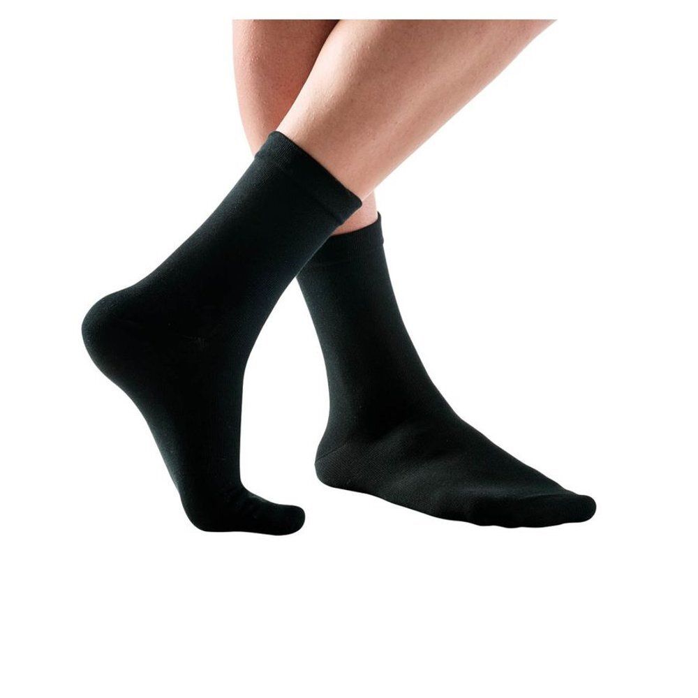 Chaussettes noires, arrivant à la cheville. Sur fond blanc. Pas d'emballage visible.