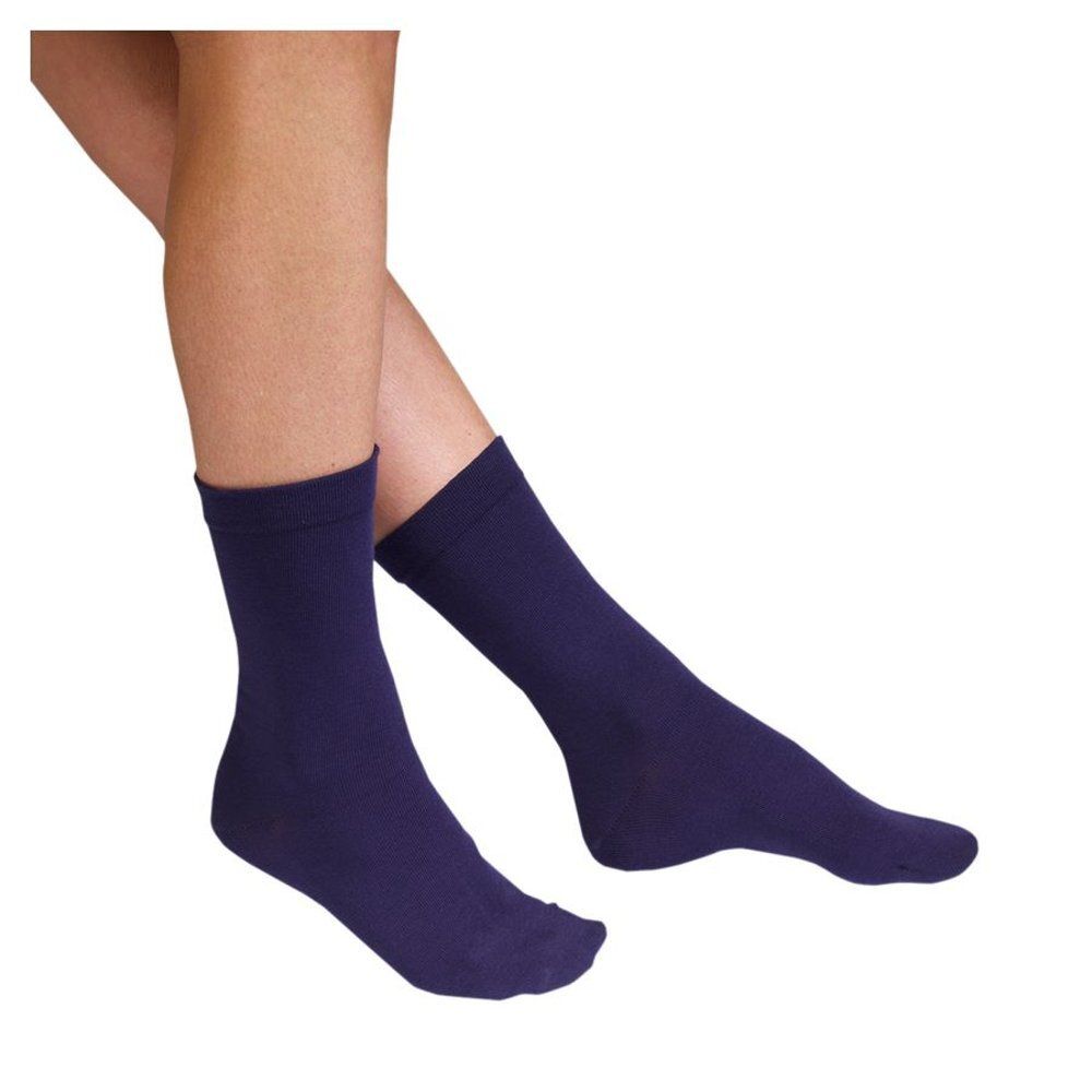 Chaussettes bleues. Bleu foncé. Portées sur les pieds.