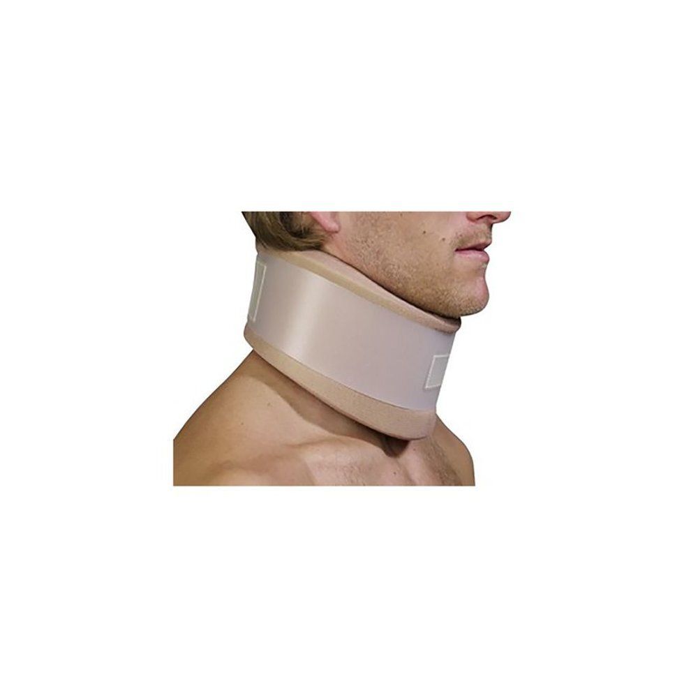 Minerve BOTA, beige, portée autour du cou d'une personne. Le collier a une forme rectangulaire et des fermetures velcro.