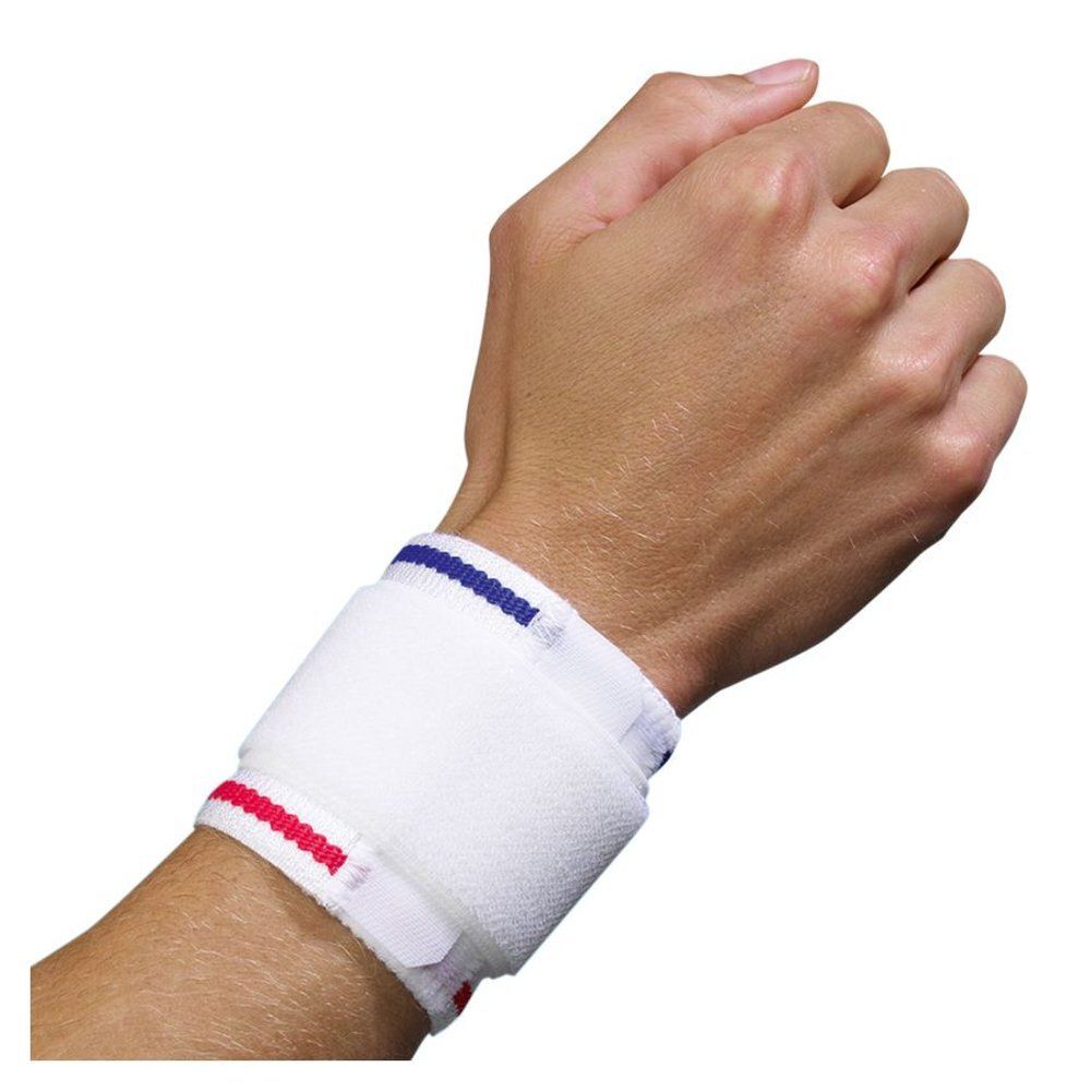 Attelle de poignet blanche avec rayures bleues et rouges. Velcro. Portée sur une main.