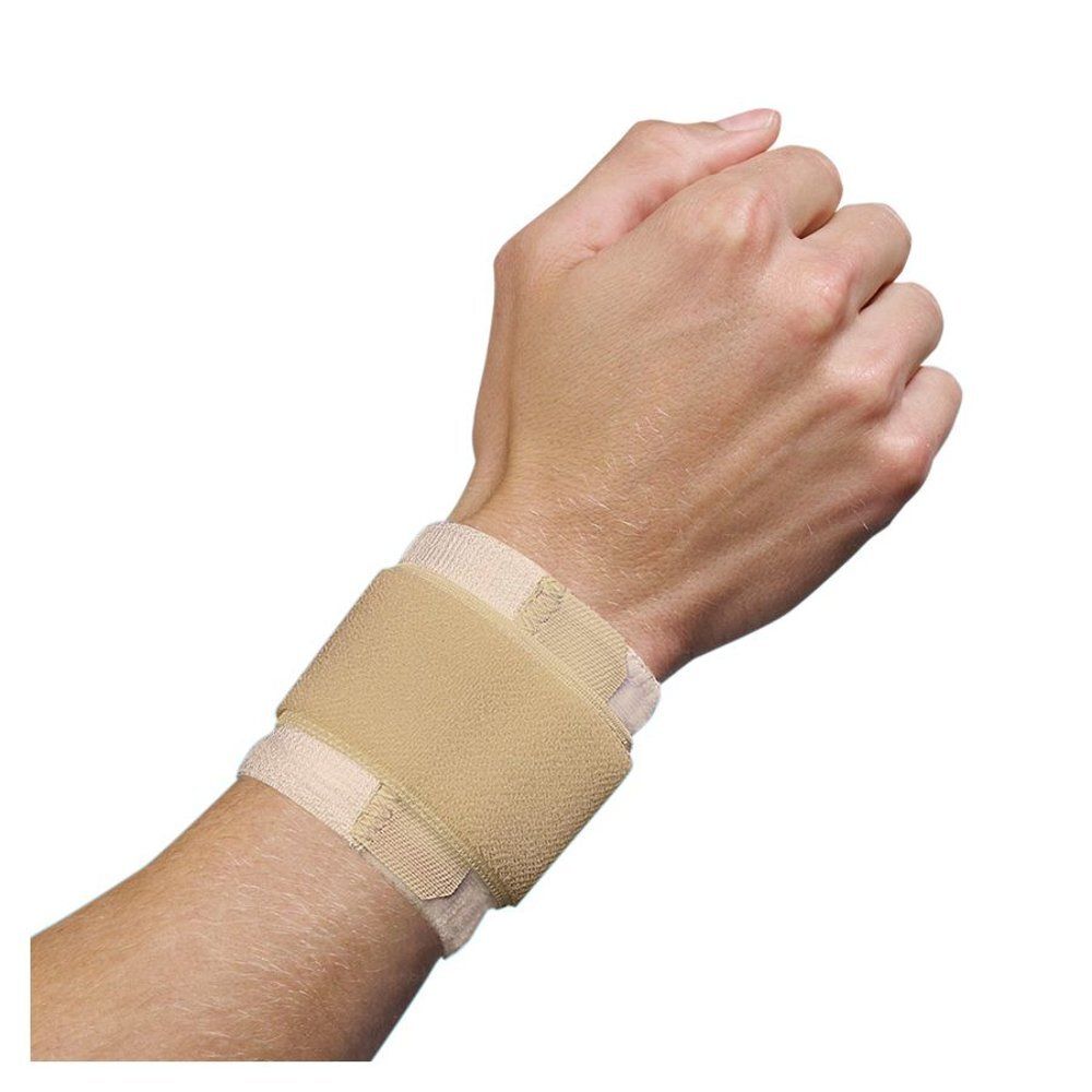 Bandage de poignet sur un poignet. Matériau couleur peau. Avec fermeture velcro.
