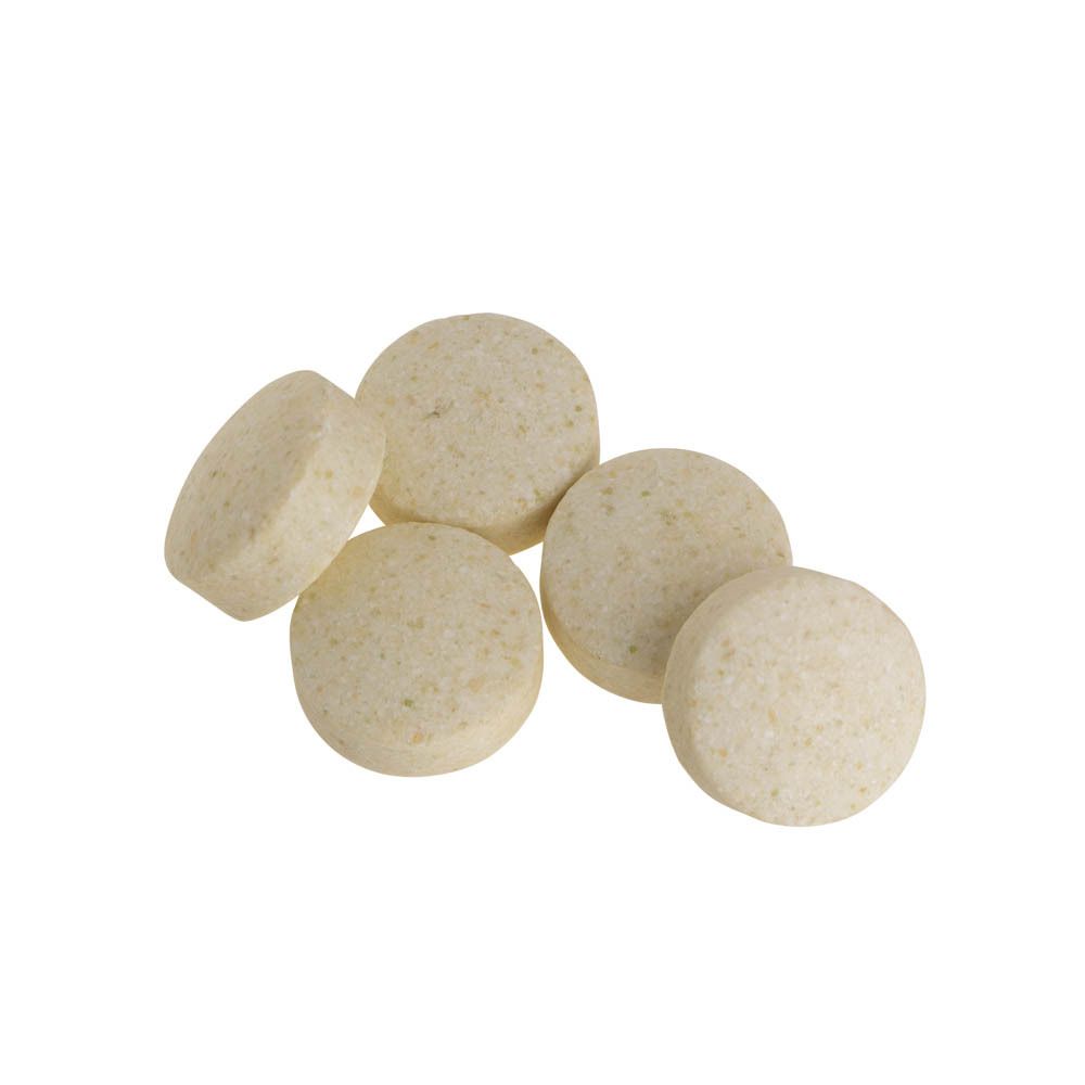 Cinq comprimés ronds, beiges. Vue rapprochée. Aucune inscription visible.