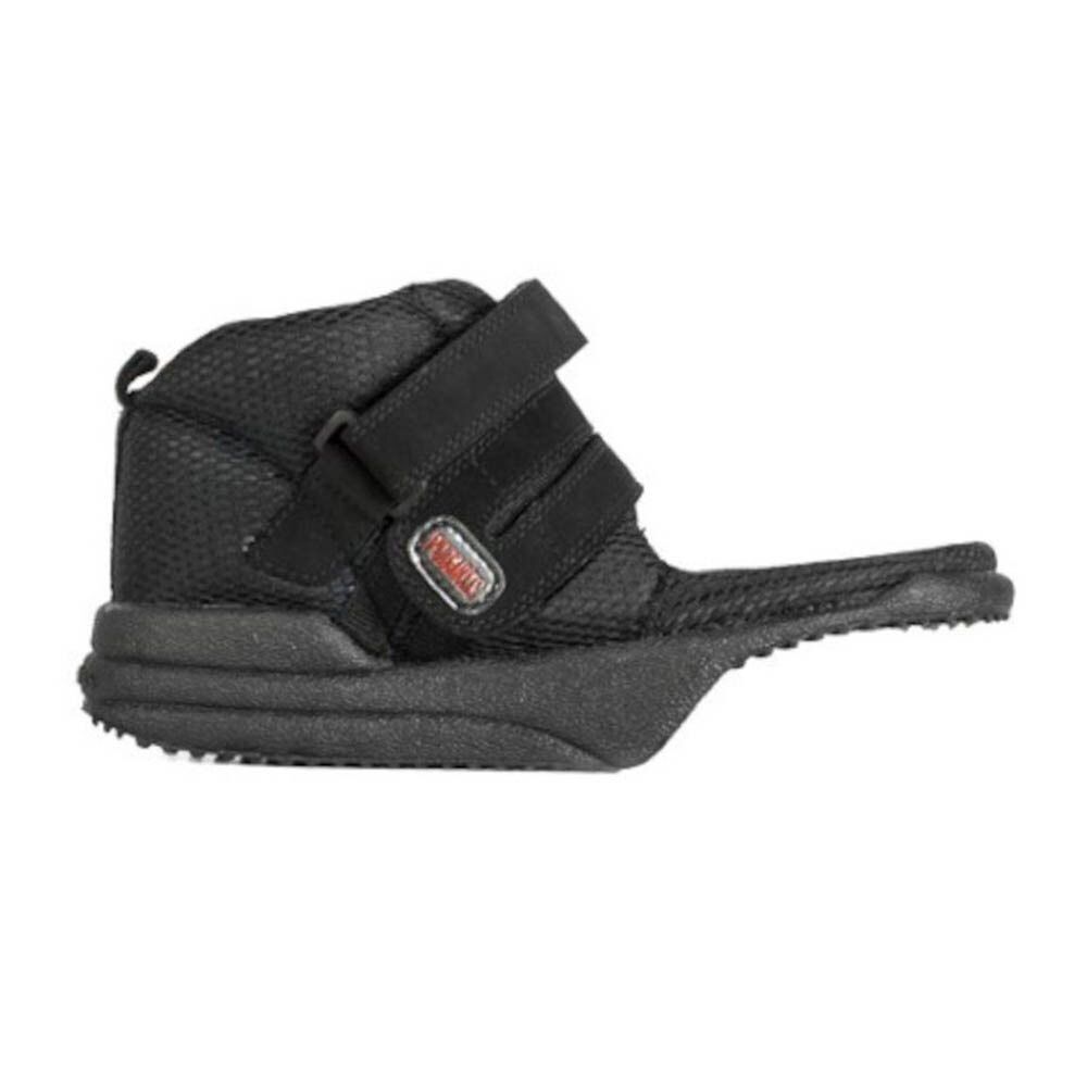 Chaussure noire avec fermetures velcro et semelle grise. Vue latérale. Logo Podartis.