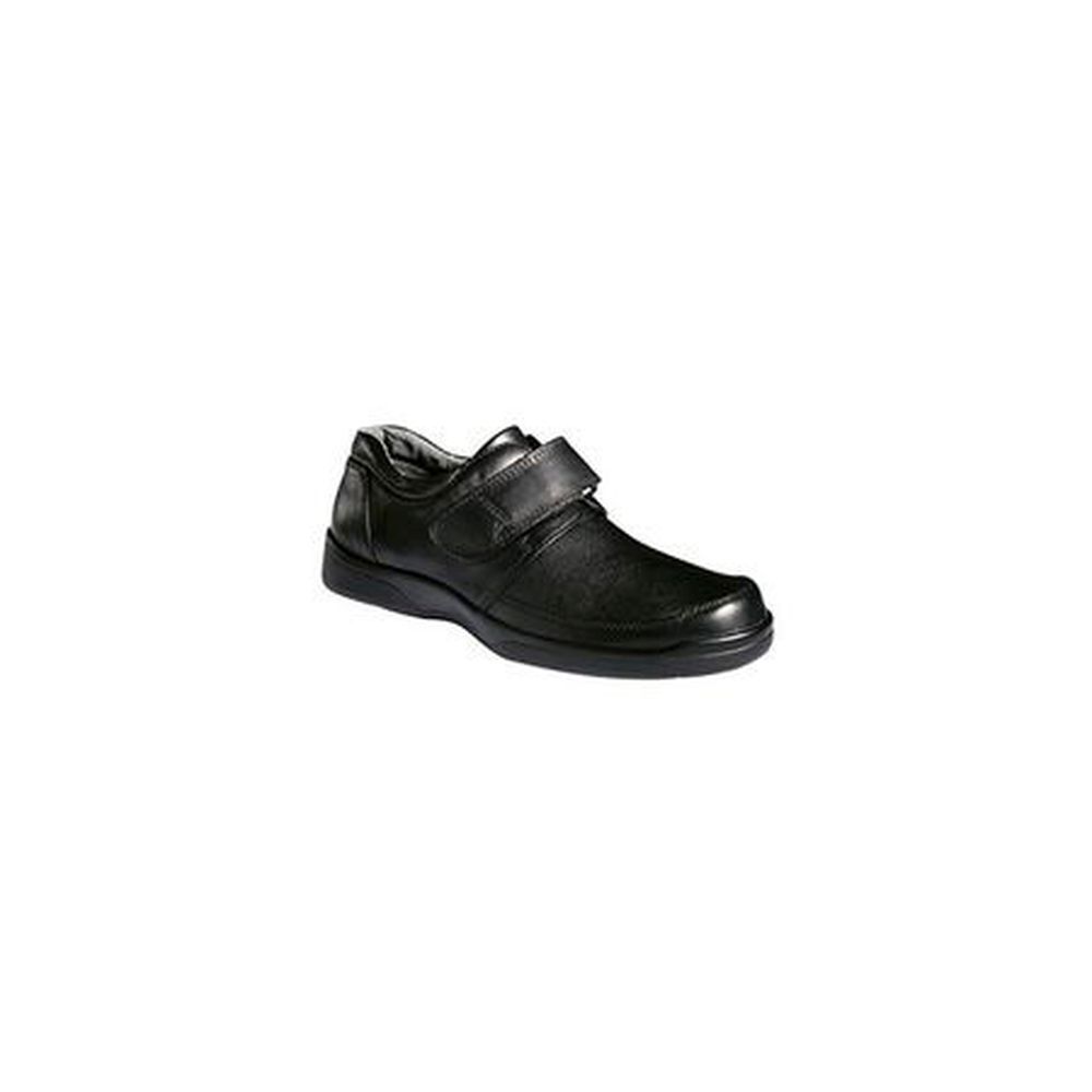 Chaussure noire avec fermeture velcro. Vue latérale. Sur fond blanc.