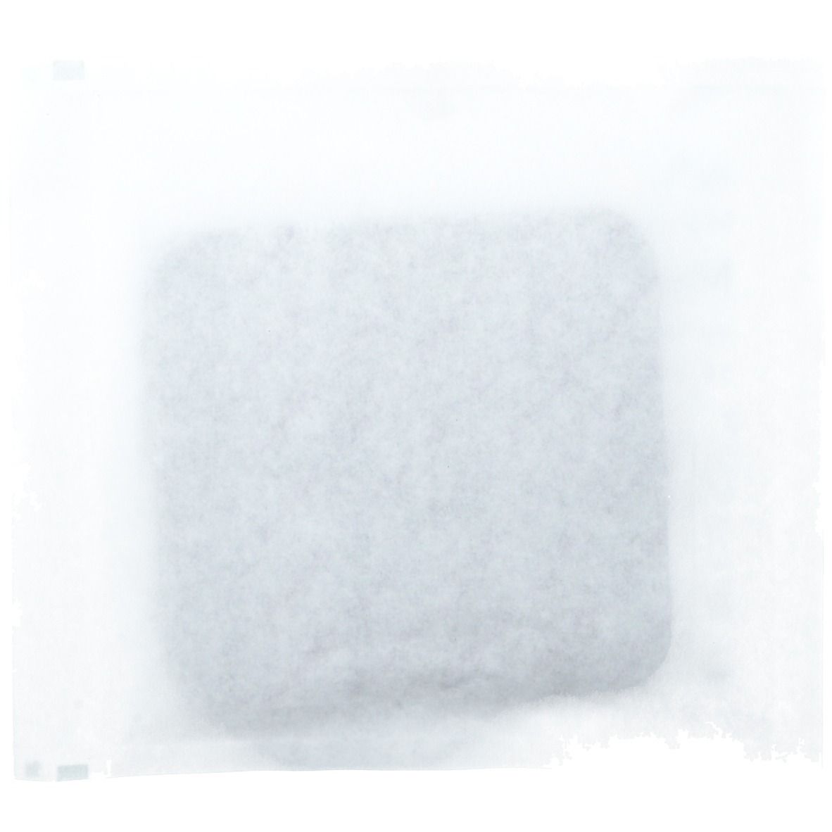 Pansement en mousse blanc, carré. Forme rectangulaire. Produit non identifiable.