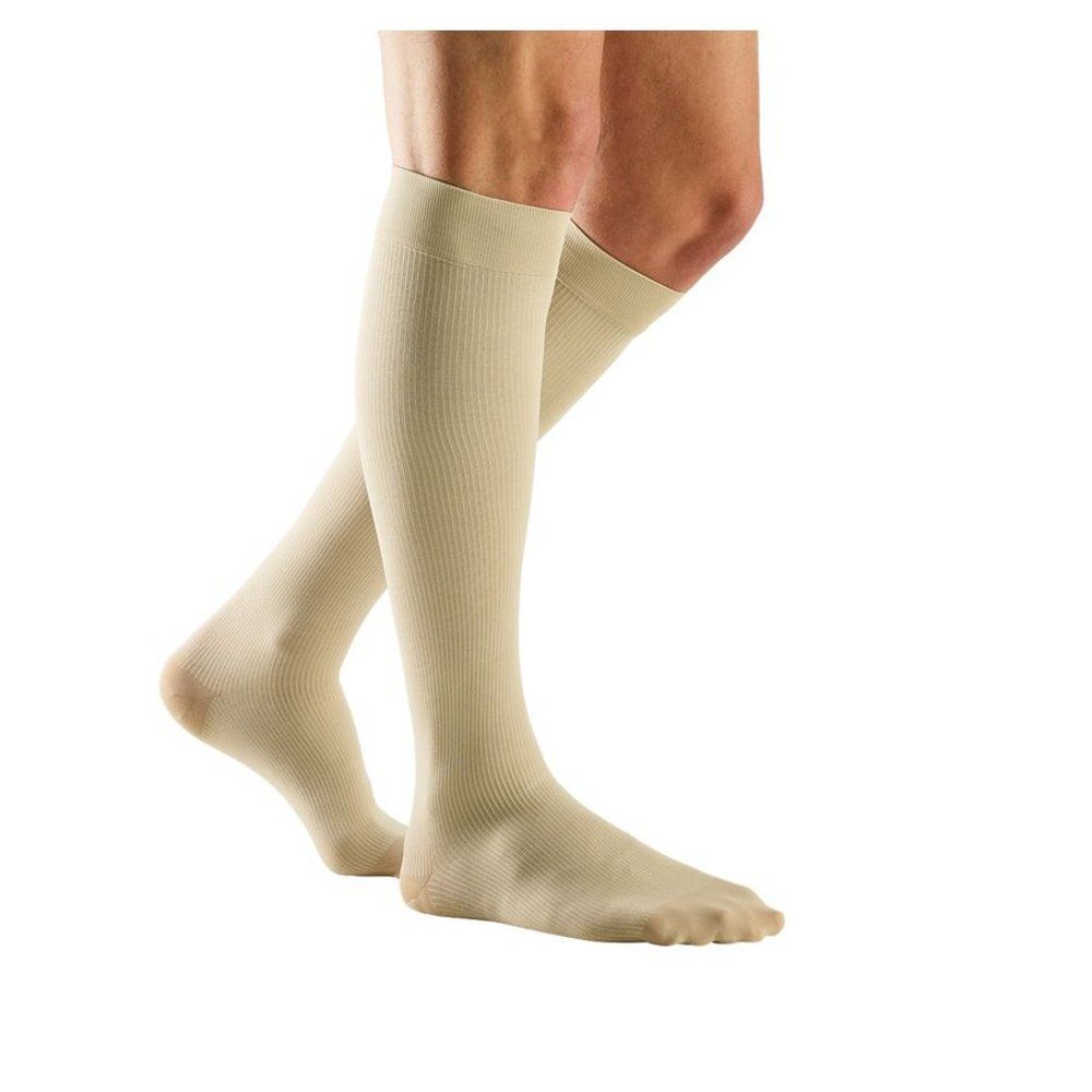 Chaussettes montantes beiges. Matière côtelée. Couvrent les pieds et une partie des jambes.