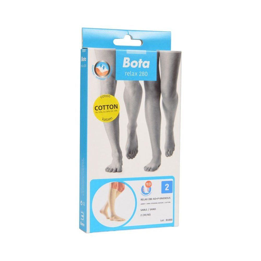 Chaussettes hautes beiges en coton. Motif côtelé. Portées sur des pieds.