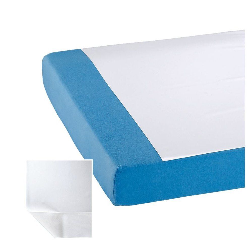 Protège-matelas blanc sur fond bleu. Vue d'angle.