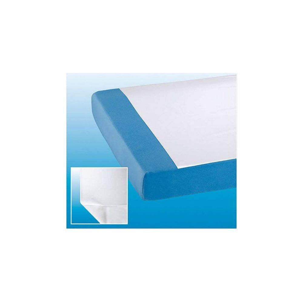Protège-matelas blanc sur fond bleu. Vue d'angle.