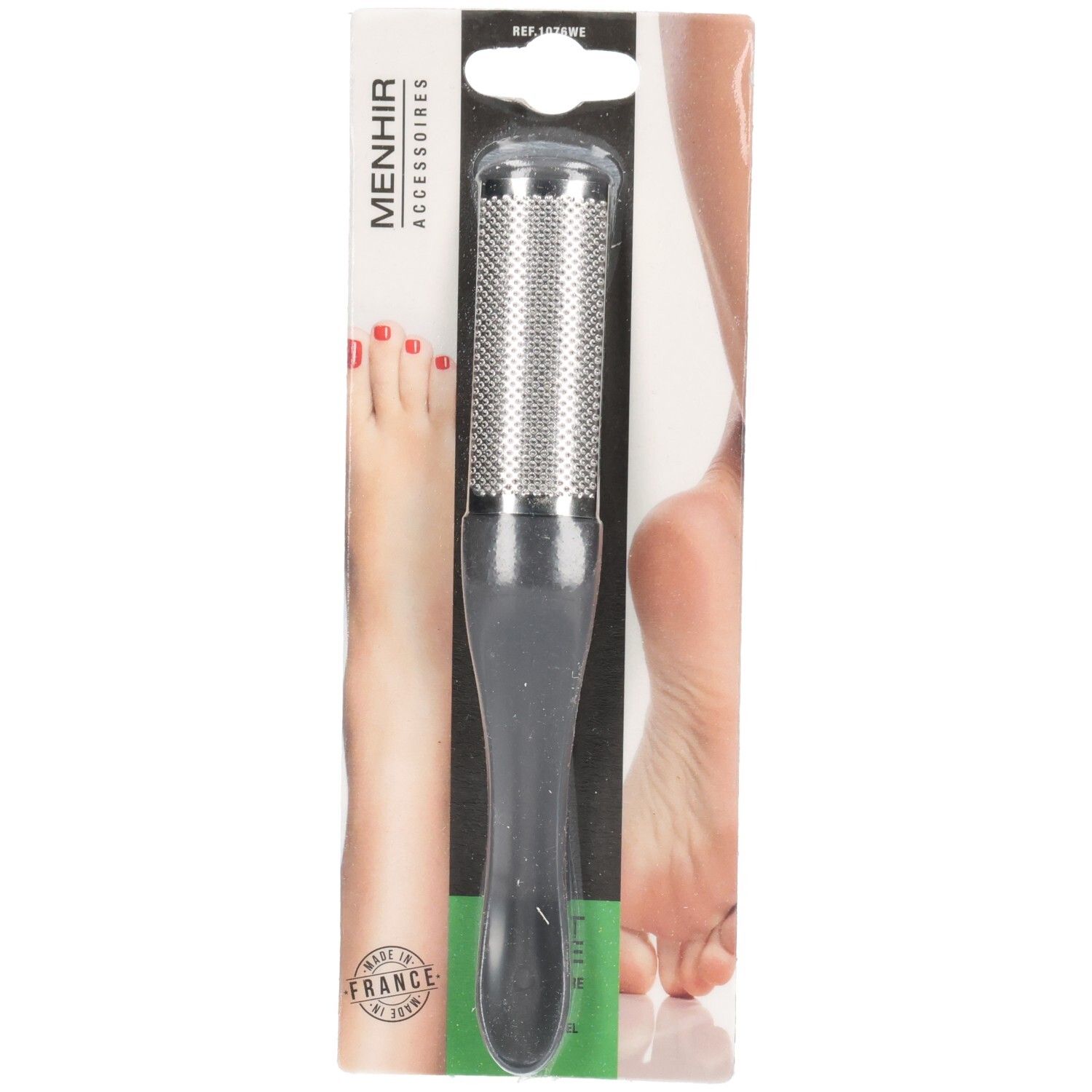 Râpe à pieds avec manche gris et surface métallique. Emballée dans un blister avec image du produit et logo de la marque.
