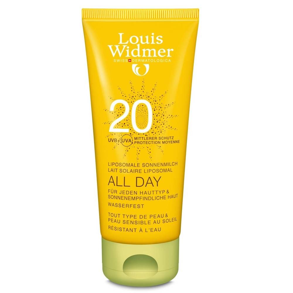 Tube jaune avec informations produit. Inscription: Louis Widmer, 20, All Day, Lait Solaire Liposomal, résistant à l'eau.