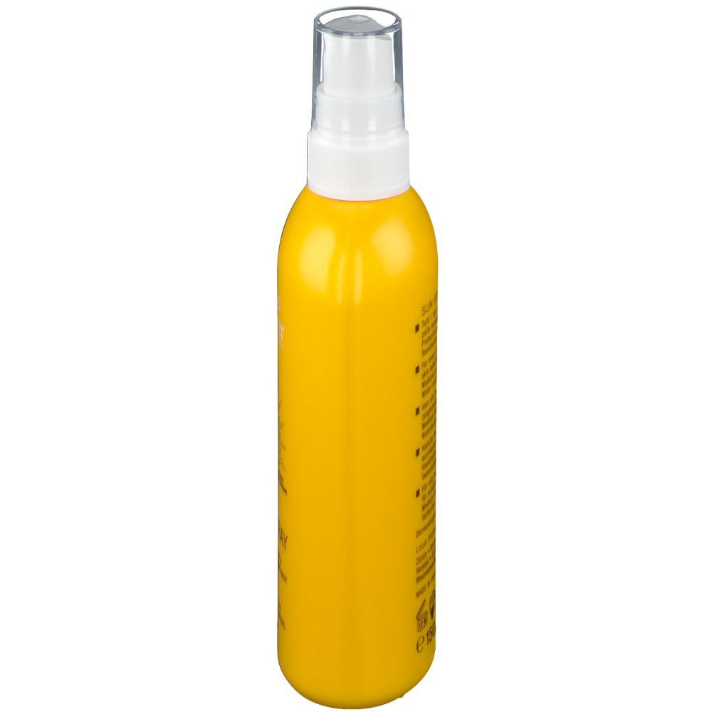Flacon spray jaune, dos avec informations produit. Inscription: Sun Spray 25, pour tous types de peau, résistant à l'eau.