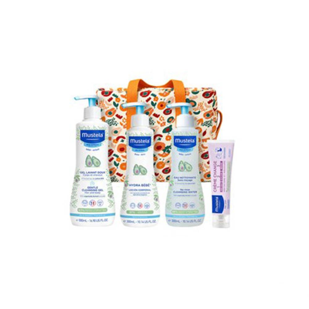 Coffret de soins Mustela pour bébé : trois flacons pompe et un tube dans un sac coloré.