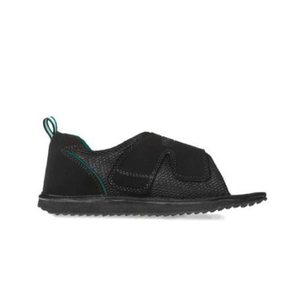 Chaussure noire, vue latérale. Fermetures velcro, accents verts, bout ouvert.