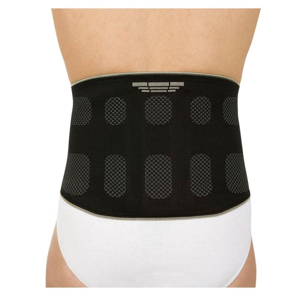 Ceinture dorsale noire. Gros plan. Portée sur le corps. Surface texturée.