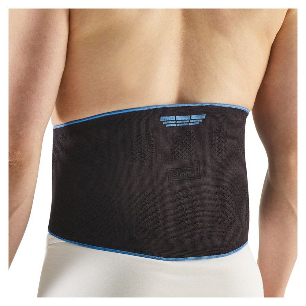 Ceinture dorsale noire. Vue arrière. Accents bleus. Portée sur le corps.