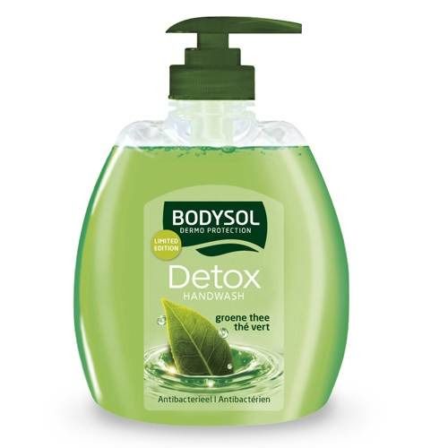 Savon liquide vert avec pompe. Inscription: Bodysol Detox Handwash. Contient du thé vert. Antibactérien.