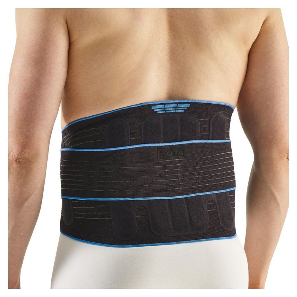 Ceinture dorsale noire avec accents bleus. Bretelles. Produit sur le dos d'une personne. Logo Bota.