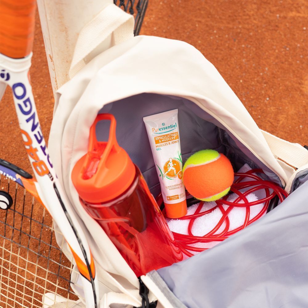 Application du gel Puressentiel Muscles & Articulations au poignet.