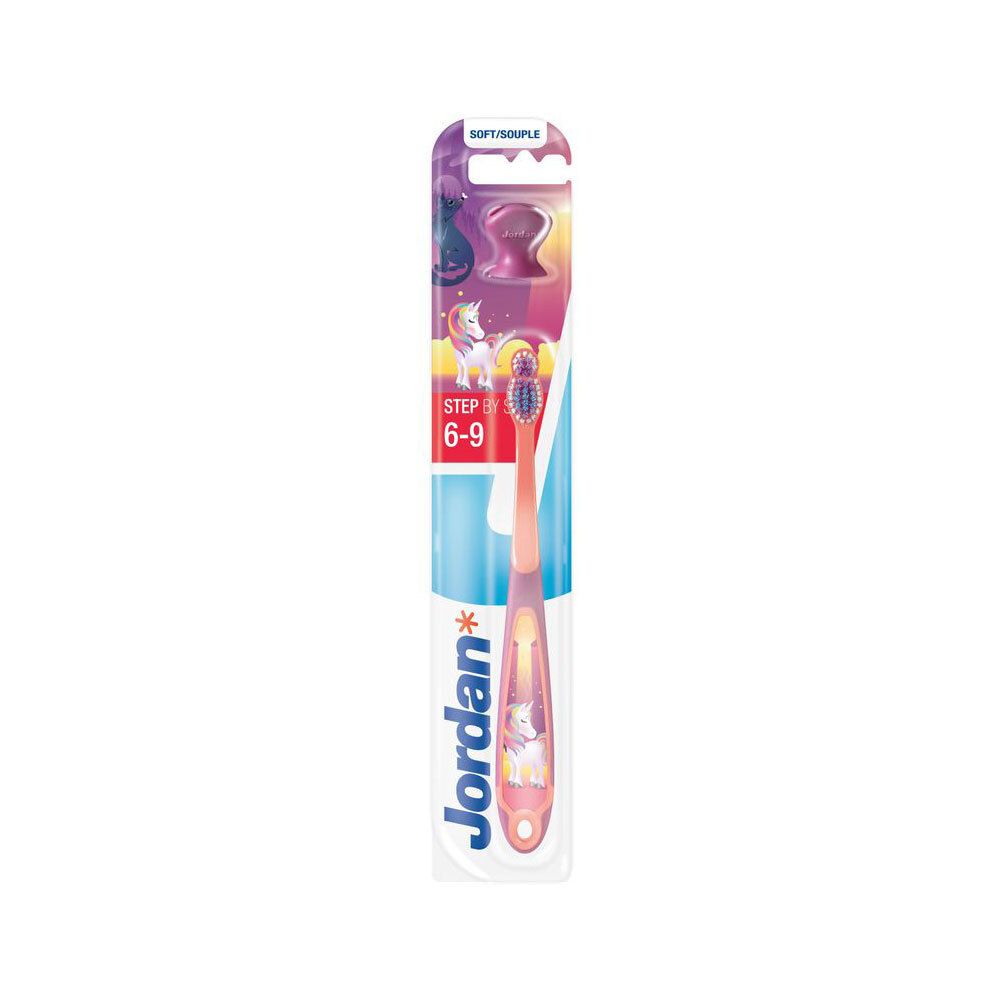 Brosse à dents rose pour enfants avec tête de brosse rose. Emballage avec informations sur le produit et logo Jordan. 6-9 ans.