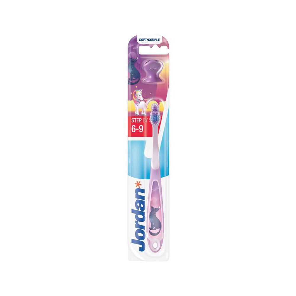 Brosse à dents violette pour enfants avec tête de brosse violette. Emballage avec informations sur le produit et logo Jordan. 6-9 ans.