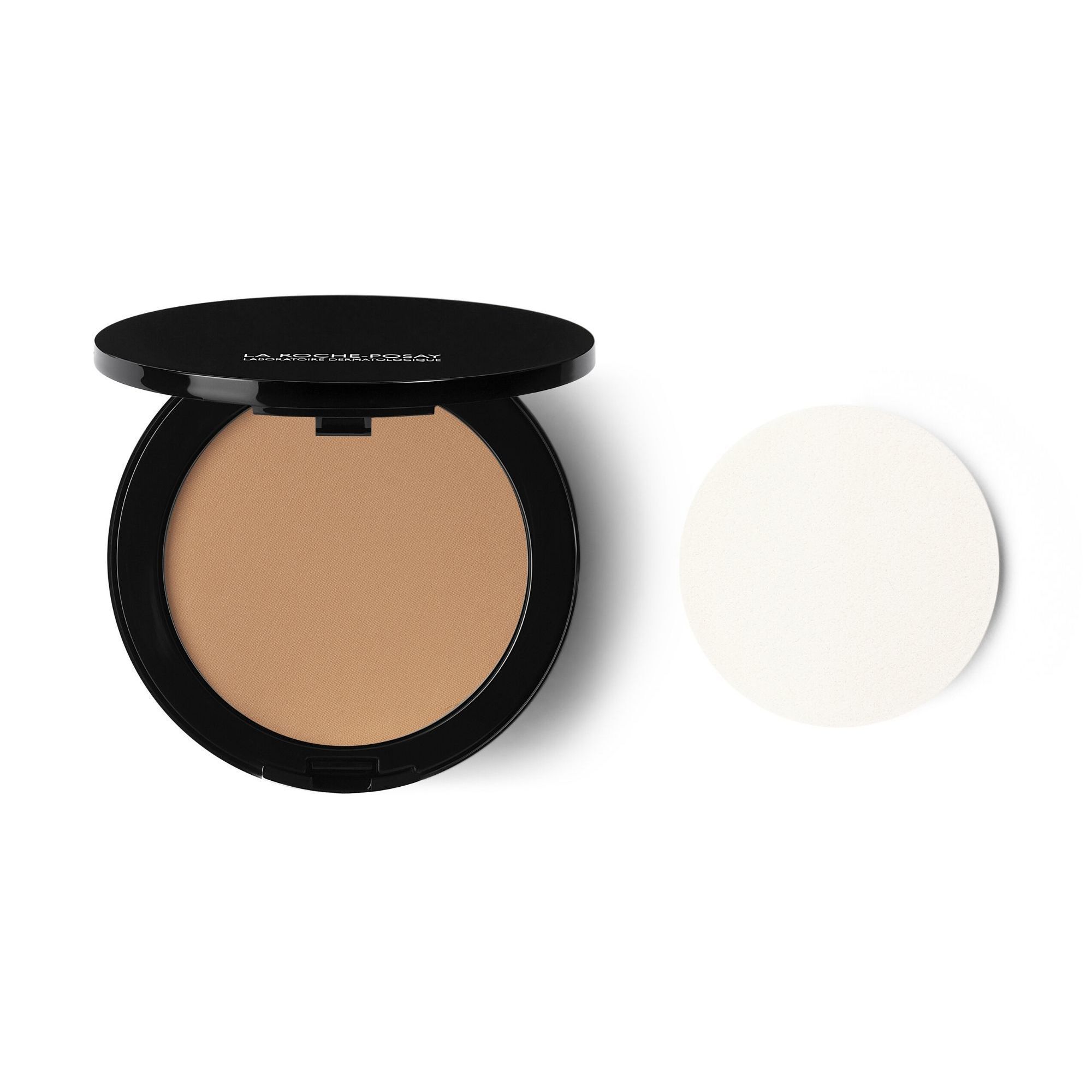 Maquillage compact noir ouvert, poudre visible, éponge ronde blanche. Marque sur le couvercle.