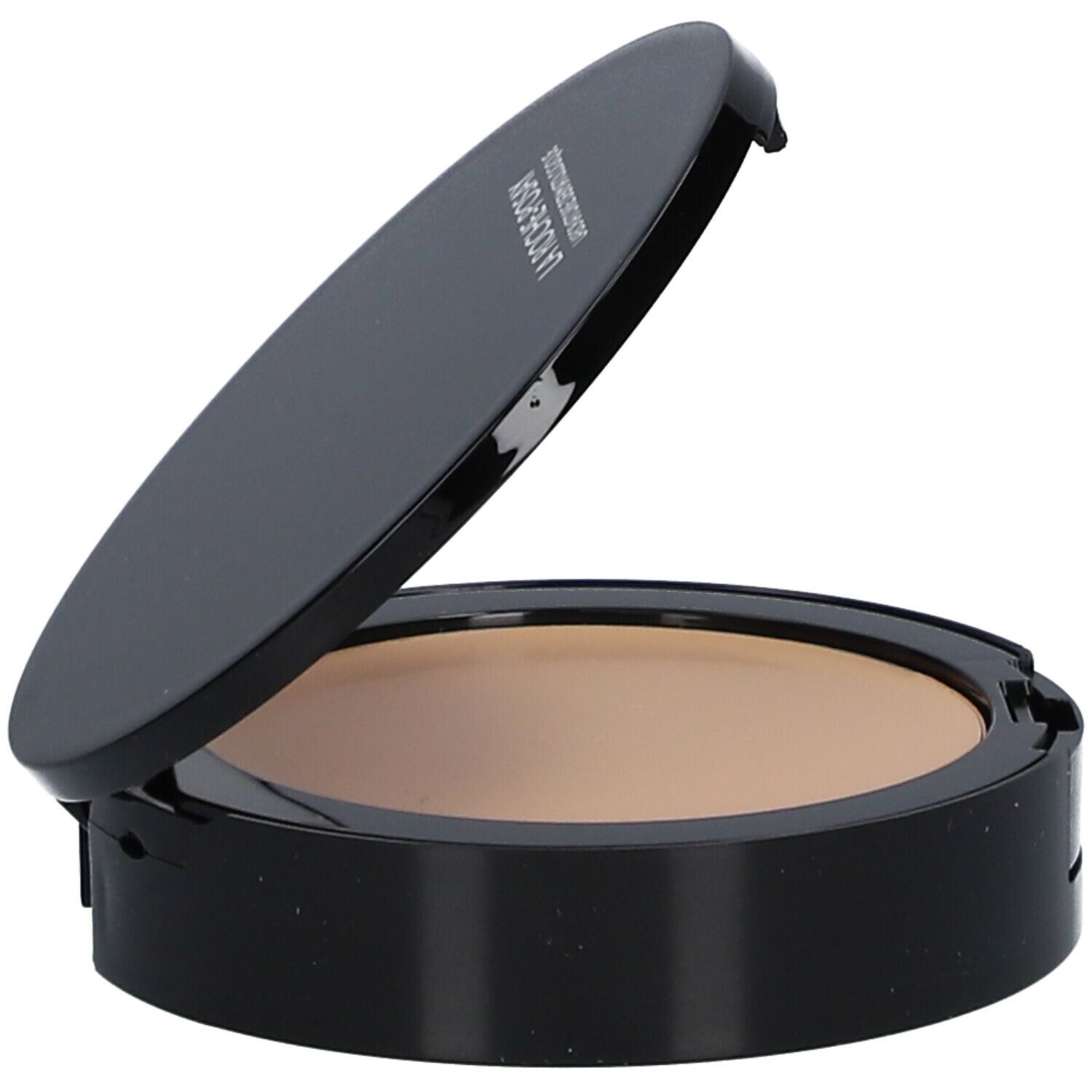 Maquillage compact ouvert. Boîtier noir, poudre teintée. Marque sur le couvercle.