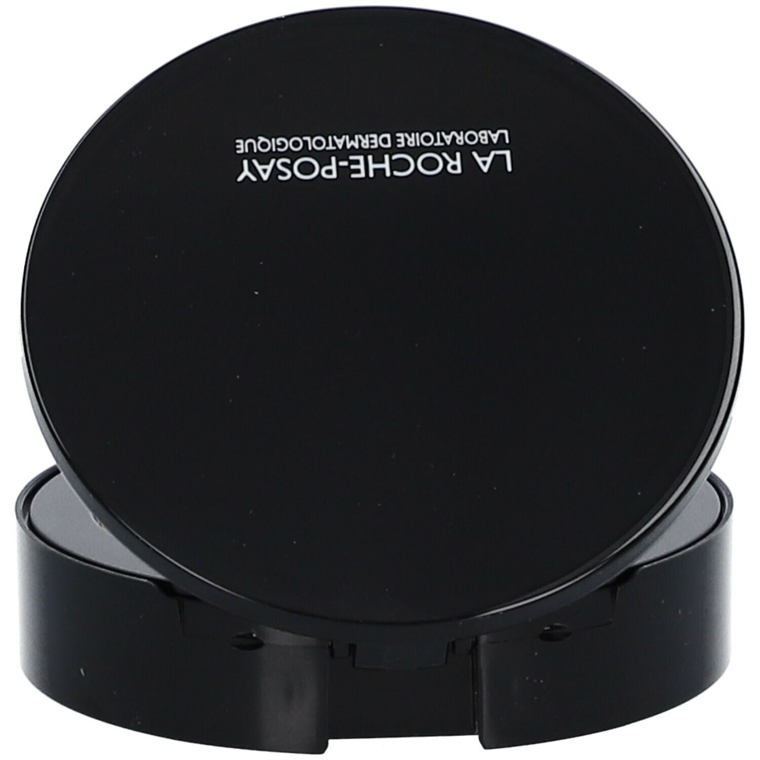 Maquillage compact fermé. Boîtier noir. Marque et texte sur le couvercle.