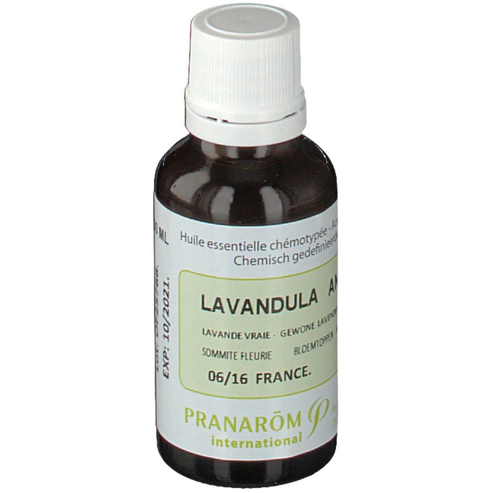 Flacon en verre brun avec bouchon blanc. Étiquette avec texte: Lavandula, Lavande vraie, 06/16 FRANCE. Marque Pranarom.