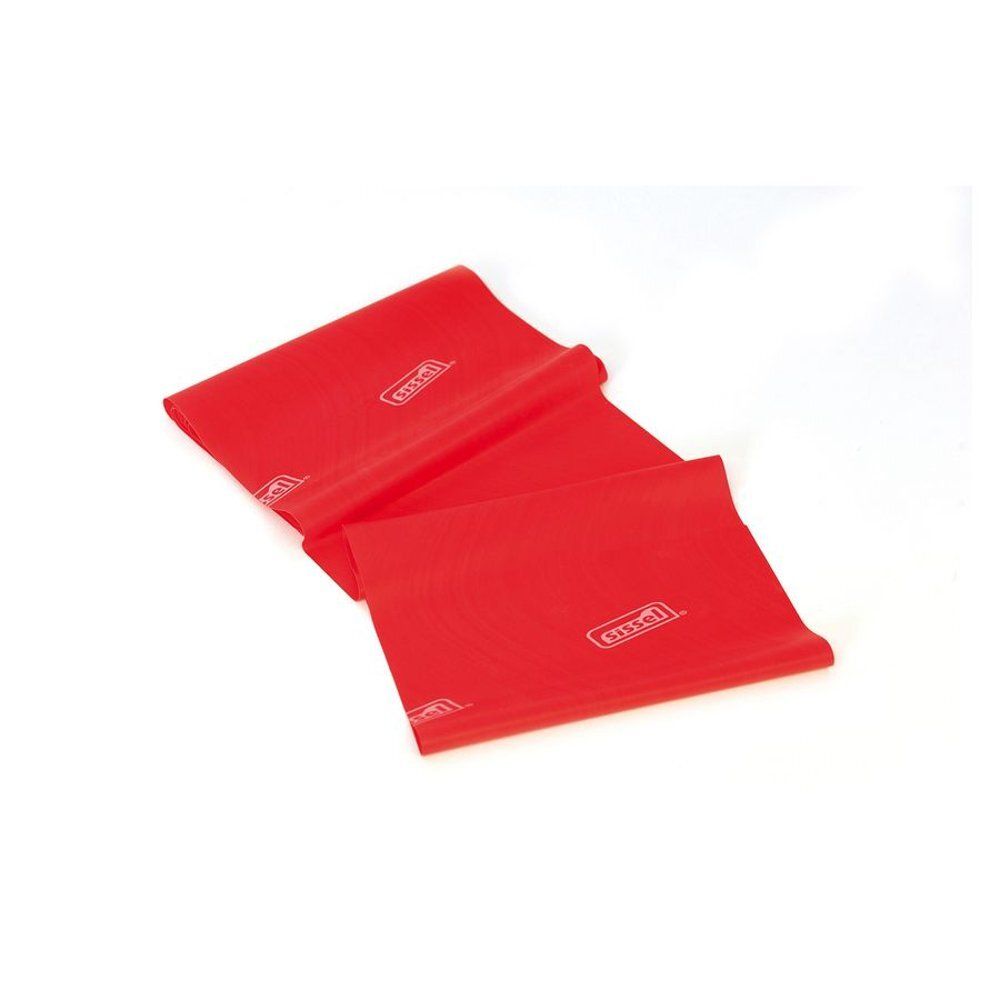 Bandeau rouge Sissel Fitband Essential plié. Logo sur le bandeau. Sur fond blanc.