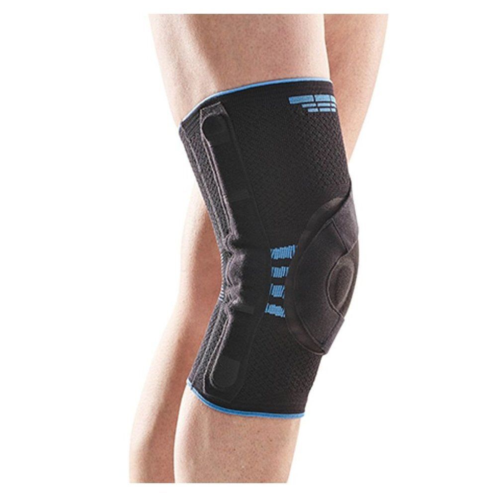 Orthèse de genou noire sur une jambe. Accents bleus. Fermetures et renforts visibles.
