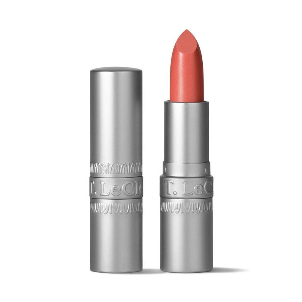 Rouge à lèvres en étui argenté, ouvert. Le rouge à lèvres est rose.