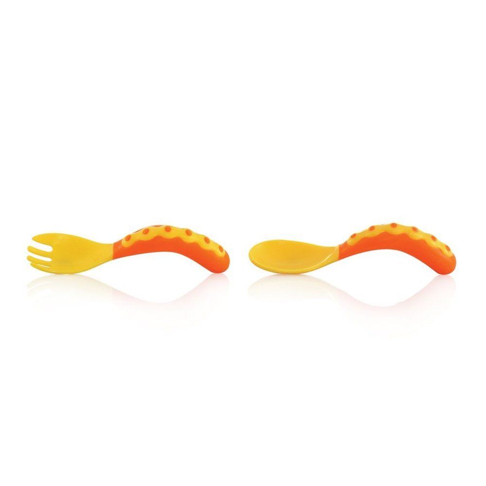 Cuillère et fourchette jaunes avec manches orange. Poignées à picots. Reflet sur fond blanc.