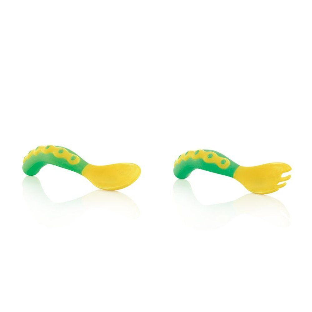 Cuillère et fourchette jaunes avec manches vertes. Poignées à picots. Reflet sur fond blanc.