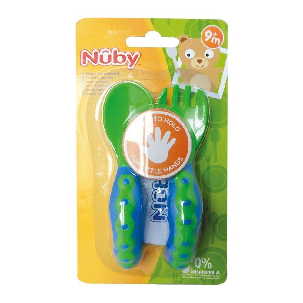 Emballage avec cuillère et fourchette. Manches vertes et bleues. Texte : NUBY, 9m, FOR LITTLE HANDS.