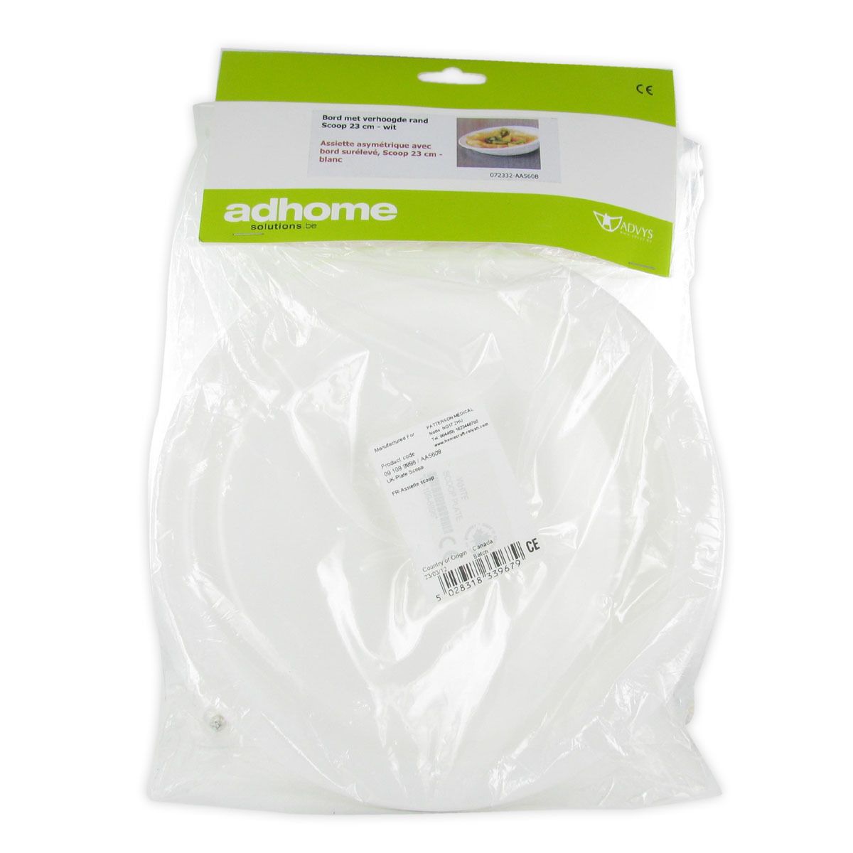 Assiette blanche à bord relevé, emballée. Logo Adhome et informations produit sur l'emballage.