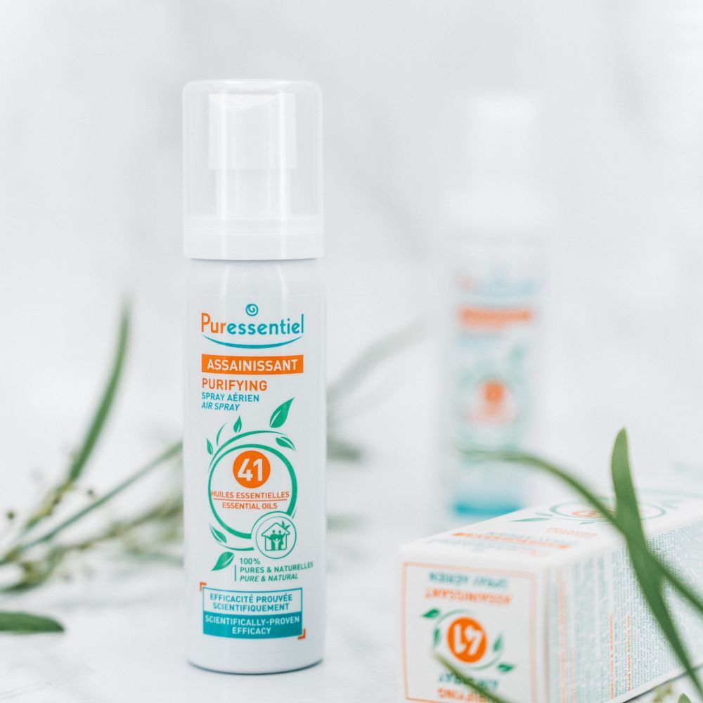 Spray assainissant Puressentiel aux 41 huiles essentielles, flacon blanc avec étiquette orange.