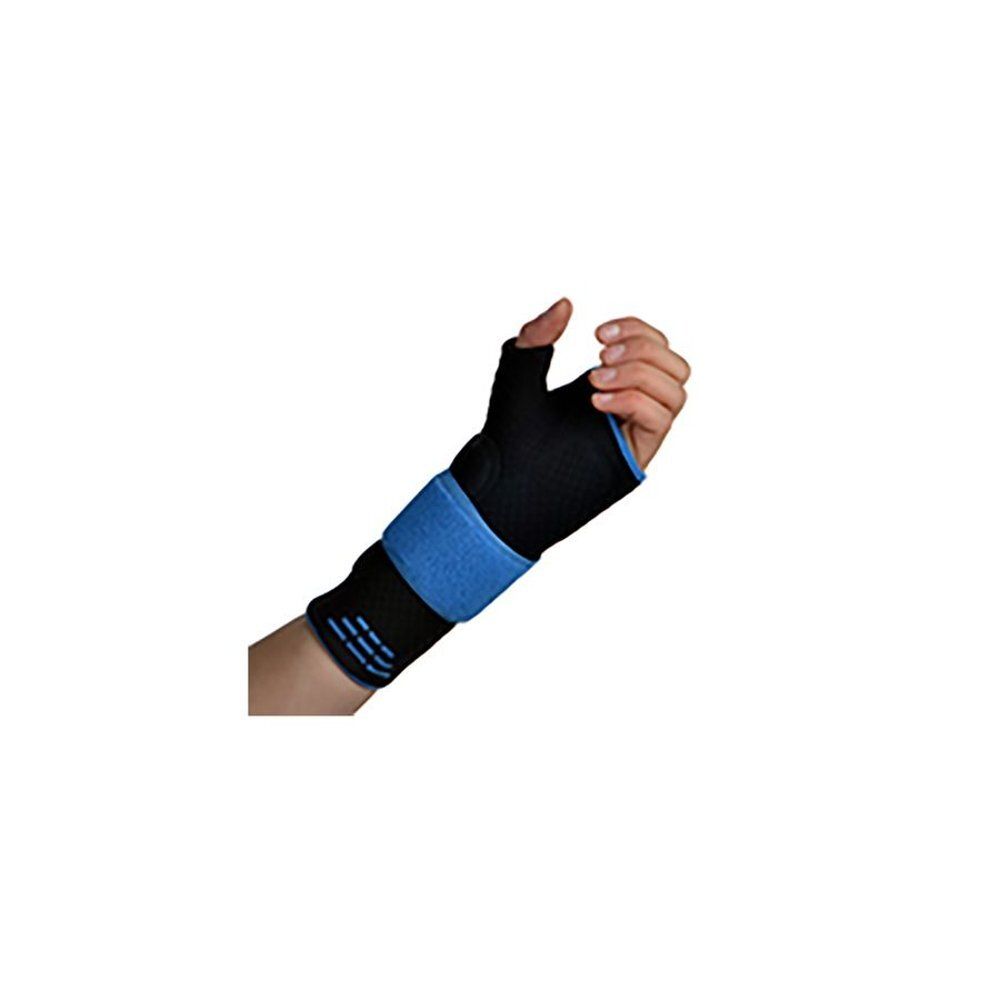 Attelle de poignet noire et bleue. Main avec attelle. Fermeture velcro.