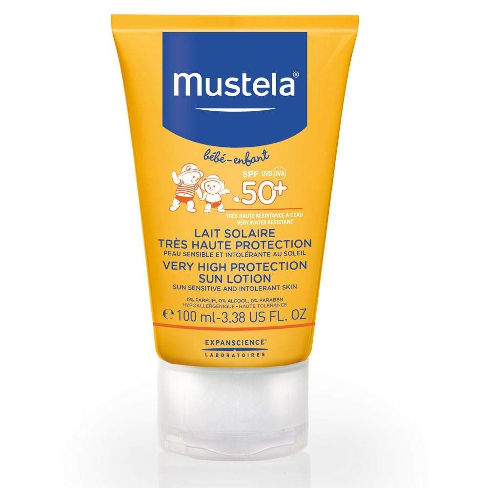Tube jaune Mustela bébé-enfant SPF 50+. Lait solaire très haute protection. Inscription en français et anglais. Bouchon blanc.