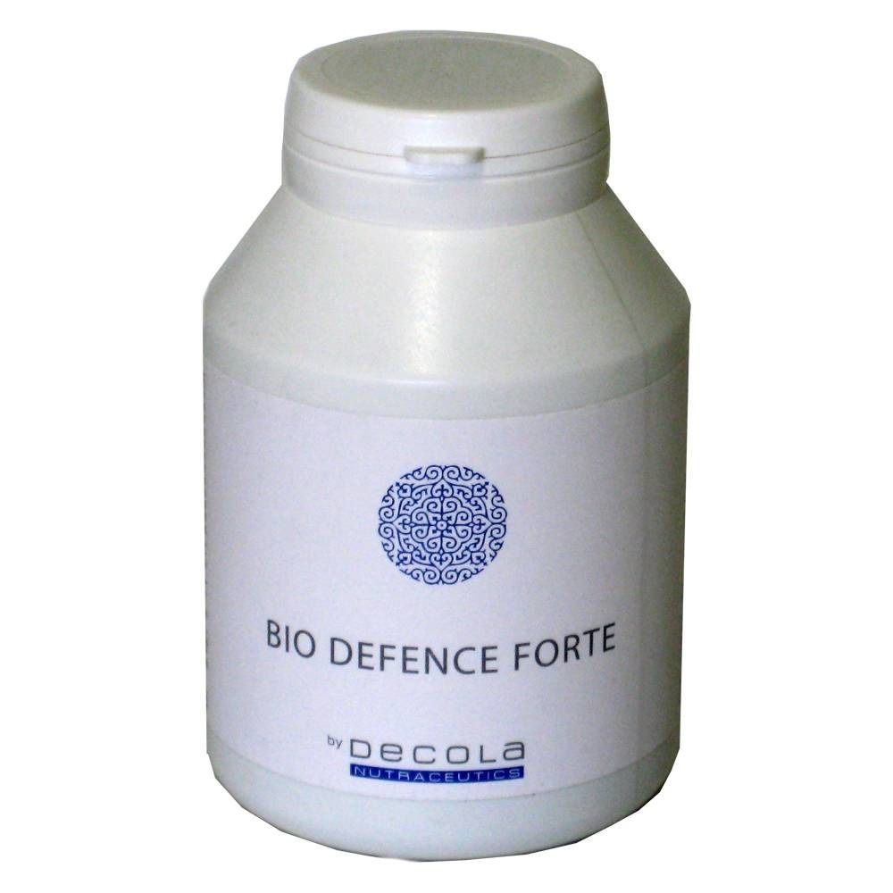 Flacon blanc avec bouchon à vis. Inscription: BIO DEFENCE FORTE. Logo et texte: by Decola Nutraceuticals.