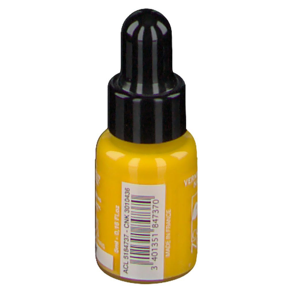 Vernis à ongles jaune en flacon compte-gouttes. Bouchon noir. Inscription: 9ml - 0.10 Fl.Oz. Code-barres et autres informations.