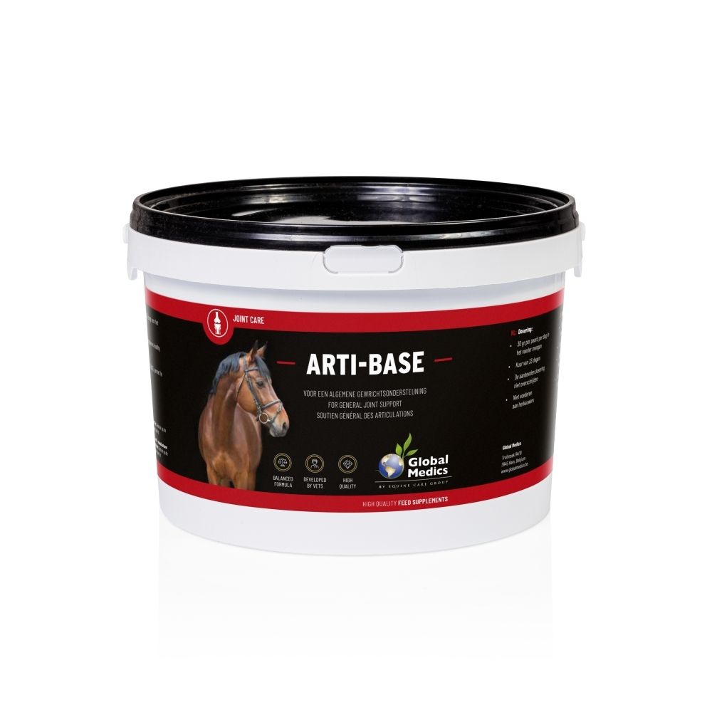Boîte blanche avec couvercle noir, inscription 'ARTI-BASE' et image d'une tête de cheval.