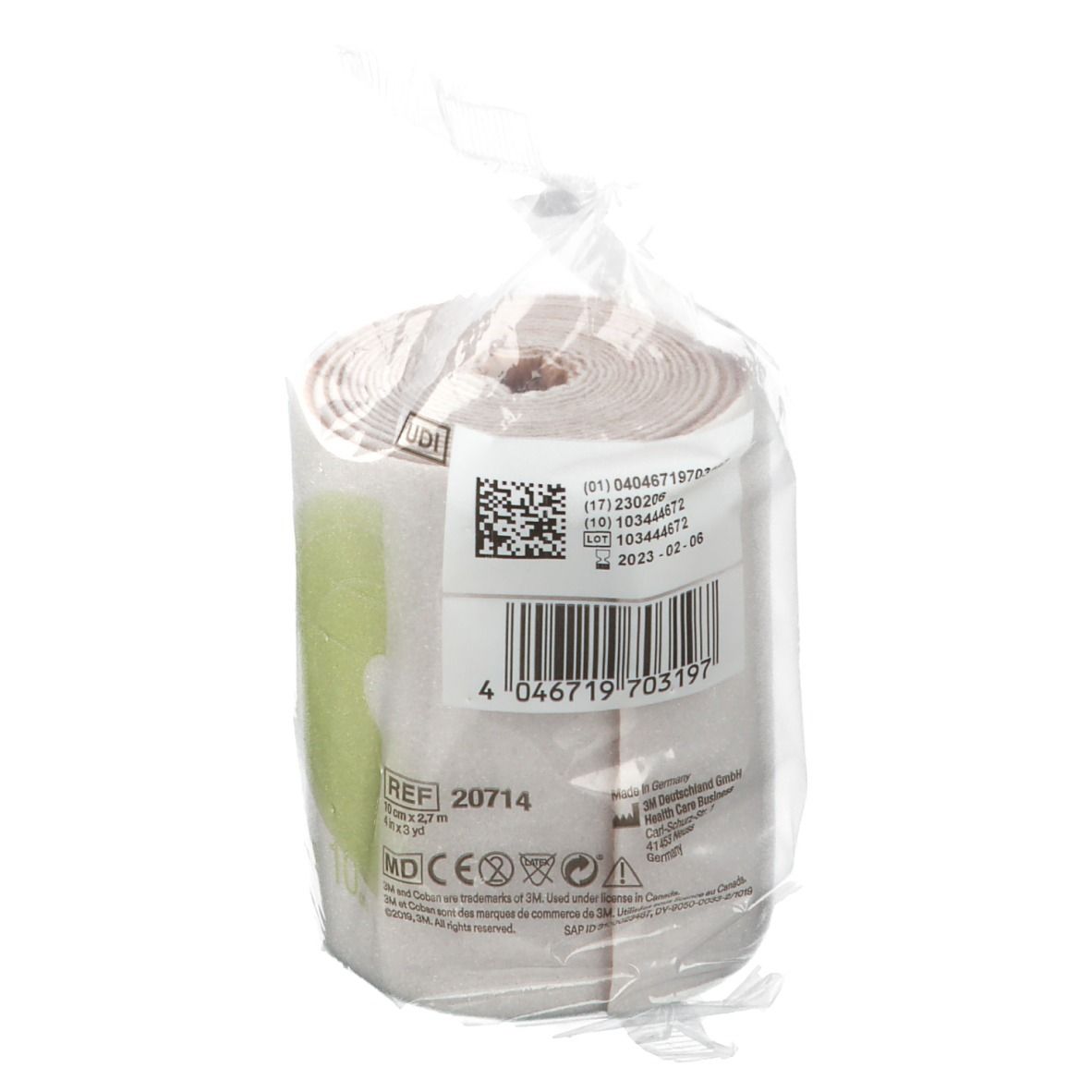 Rouleau de bandage en emballage plastique. Étiquette avec informations. Bandes vertes. Emballage transparent.